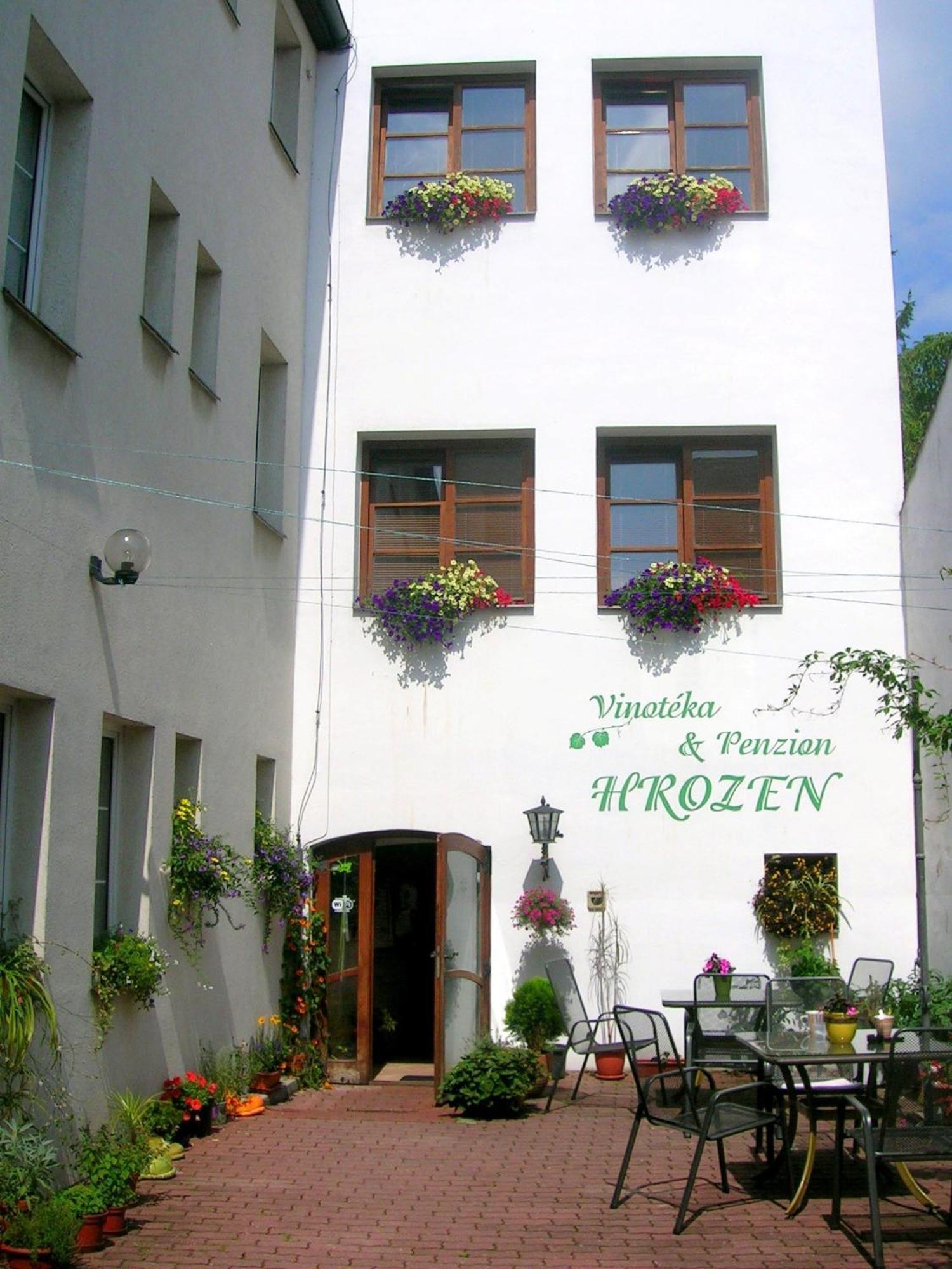 Penzion A Vinoteka Hrozen Кромержиж Экстерьер фото